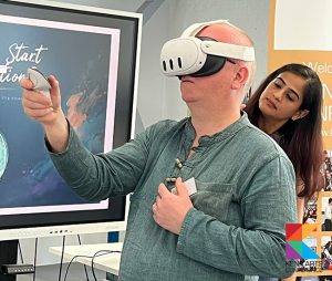 Kevin Groves tries VR